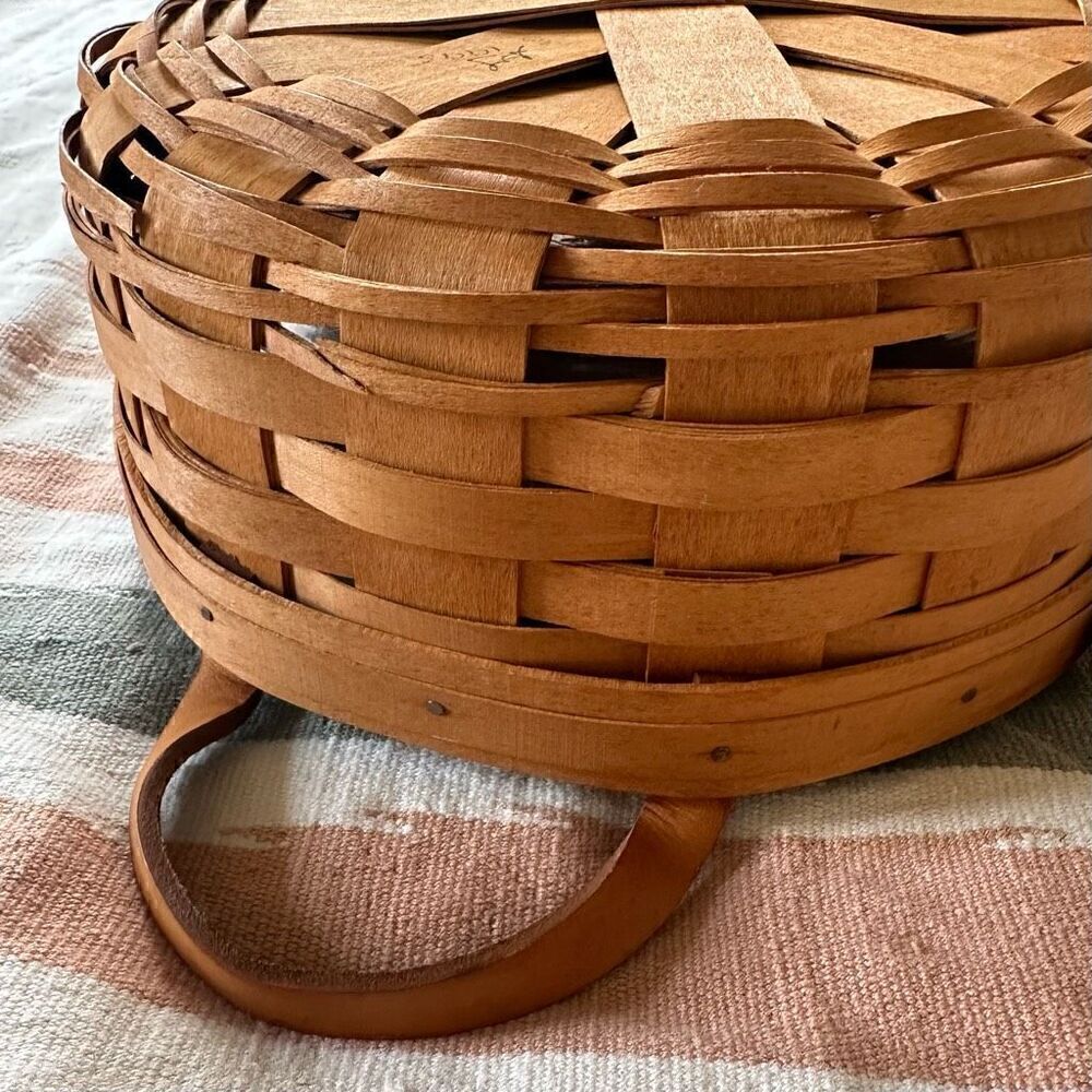 Longaberger 1995 Round Darning Basket with Leather Handles and Plastic Liner - Picture 6 of 9